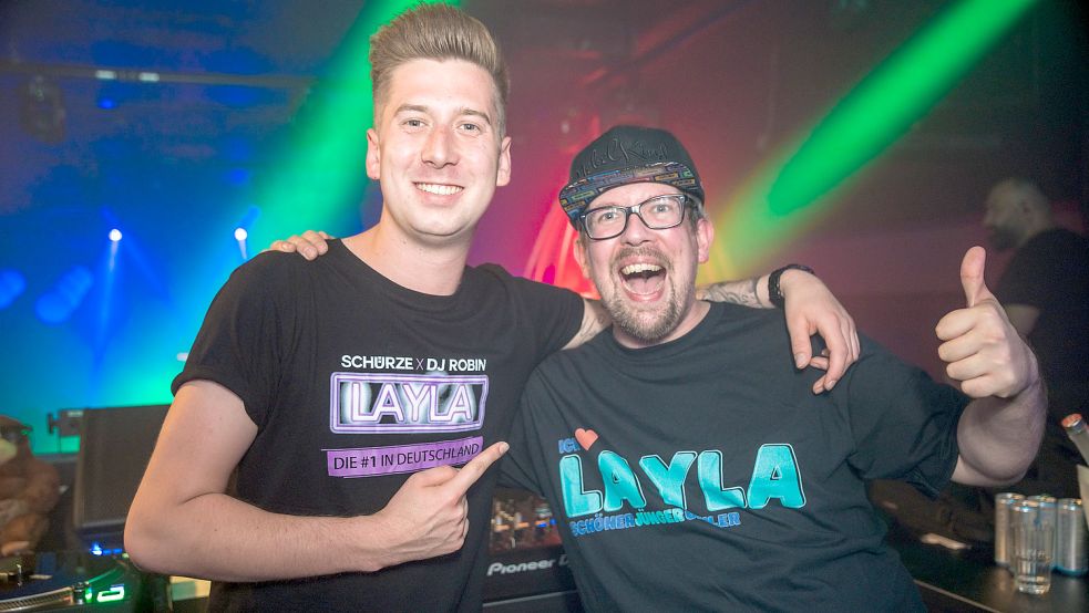 DJ Robin (links) posierte am Rande seines Auftritts in Großefehn mit dem Betriebsleiter von Deckers Disco, Hendrik Becker.