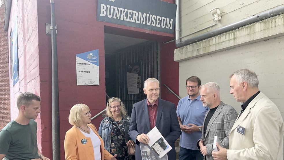 Die Überraschung über den Zuschuss, den Minister Björn Thümler (Bildmitte) zusagte, war bei (von links) Marten Klose, Roswitha Franke (beide Bunkermuseum), Bürgermeisterin Andrea Risius, Oberbürgermeister Tim Kruithoff, Gerold Verlee (CDU) und Wolfram Heidrich (Bunkermuseum) groß. Foto: Müller