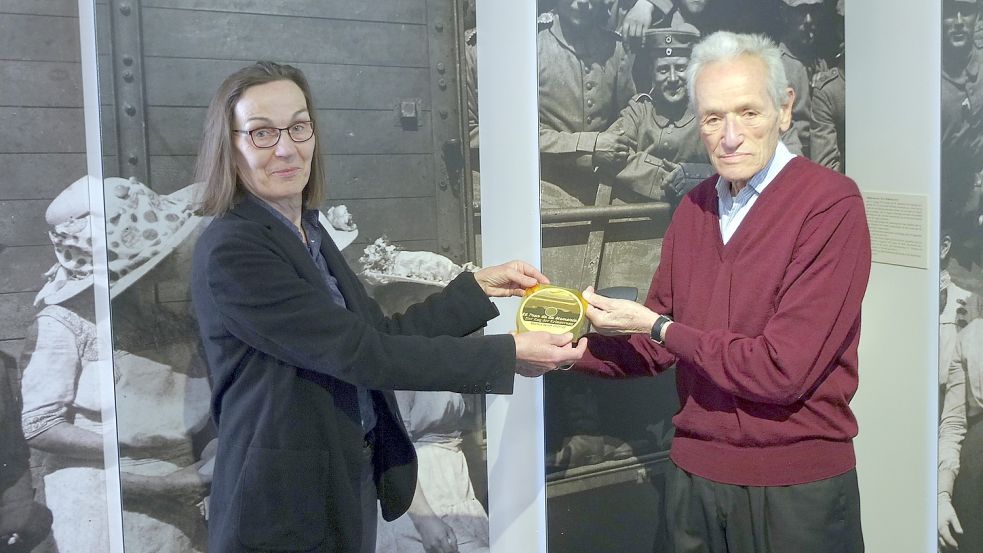 „Bertha lebt dadurch in Gedanken weiter“: Levy „Tito“ Wolff bei der Übergabe des Films an Brigitte Junge vom Heimatmuseum in Aurich. Foto: Günther Lübbers