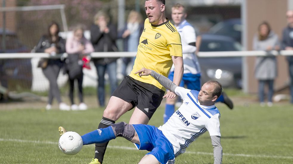 Ostfrieslands fairste Teams: Die Bezirksliga-Aufsteiger SV Jheringsfehn/Stikelkamp/Timmel (gelbes Trikot) und SV Suurhusen ziehen den schlechten ostfriesischen Fairness-Schnitt etwas nach oben. Foto: Doden/Emden