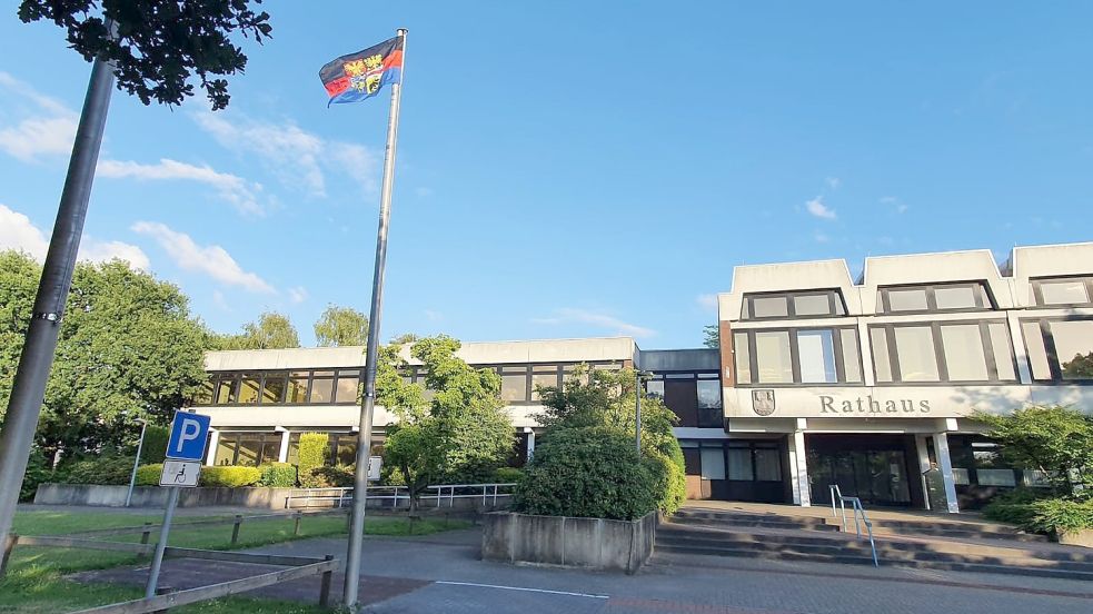 Vor dem Moormerländer Rathaus wehte die Ostfriesland-Flagge nur wenige Stunden. Foto: Privat