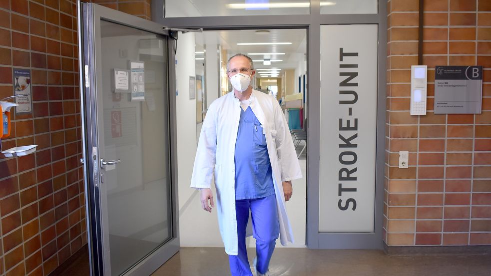 Dr. Michael Bauerle ist Oberarzt der Emder Stroke-Unit. Diese verzeichnet jetzt wieder knapp 1000 Patienten im Jahr. Foto: Hanssen/Archiv