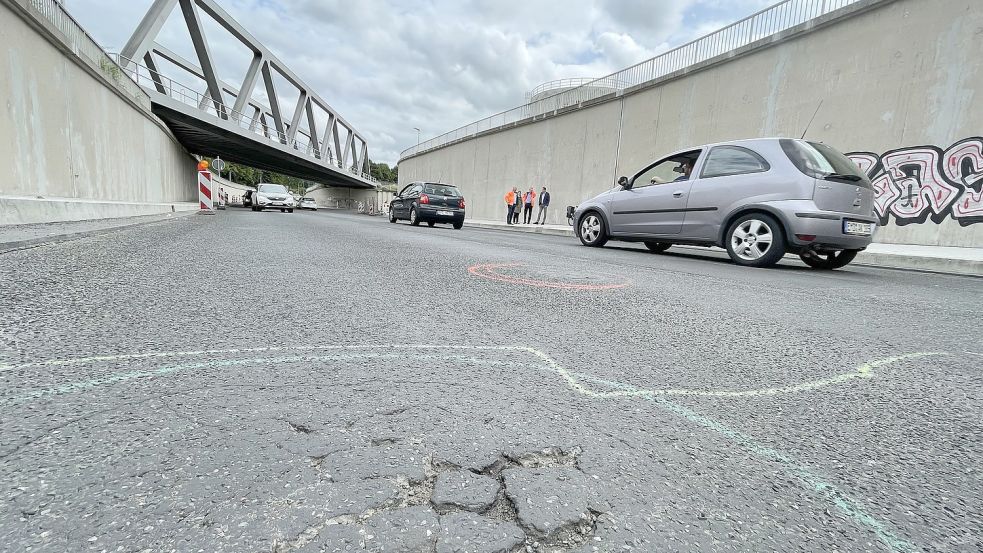 Frisch saniert und schon kaputt: Mit Farbe sind mehr als 50 Schadstellen in der neu asphaltierten Fahrbahn des Trogs markiert. Foto: Päschel