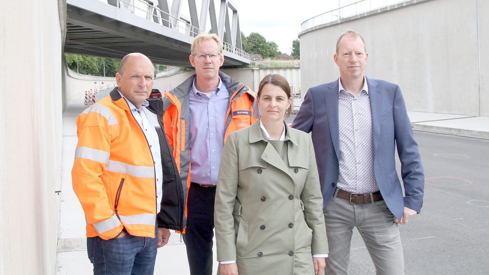 Nils Andersson (BEE-Leiter, von links), Michael Borowski (Ingenieurbüro Grassl), Stadtbaurätin Irina Krantz und Wolfgang Fecht (BEE) überbrachten am Donnerstag auf einer kurzfristig angesetzten Pressekonferenz im Trog die erneute Hiobsbotschaft. Foto: Päschel