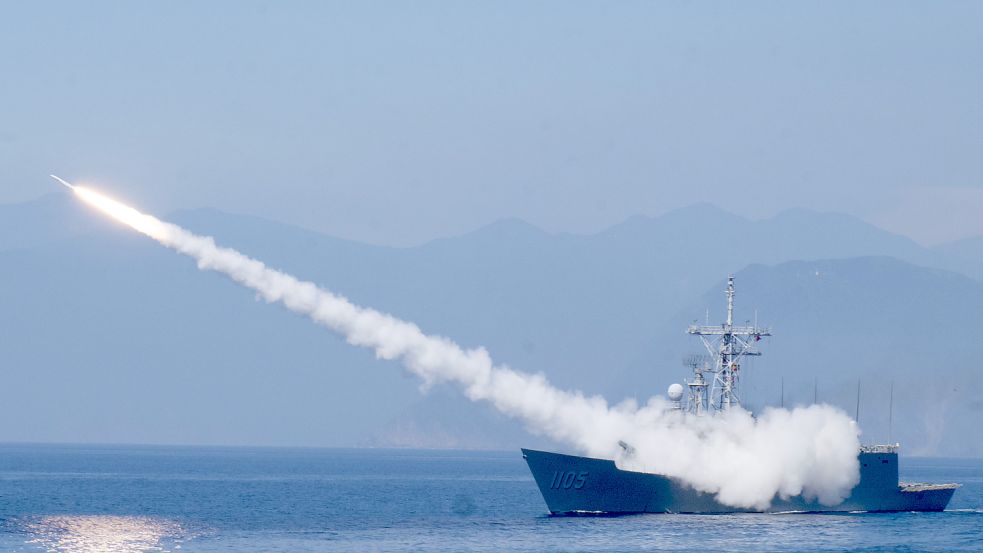Eine taiwanische Fregatte feuert eine Luftabwehrrakete ab als Teil einer Marinevorführung. Foto: dpa/AP/Huizhong Wu