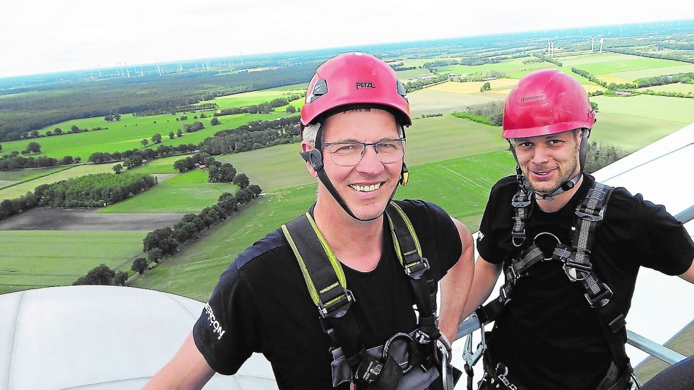 Um Wartungen, Inbetriebnahmen und Störungen an den Enercon-Windkraftanlagen kümmern sich Johannes Ortmann (links) und Daniel Müller. Foto: Pölking