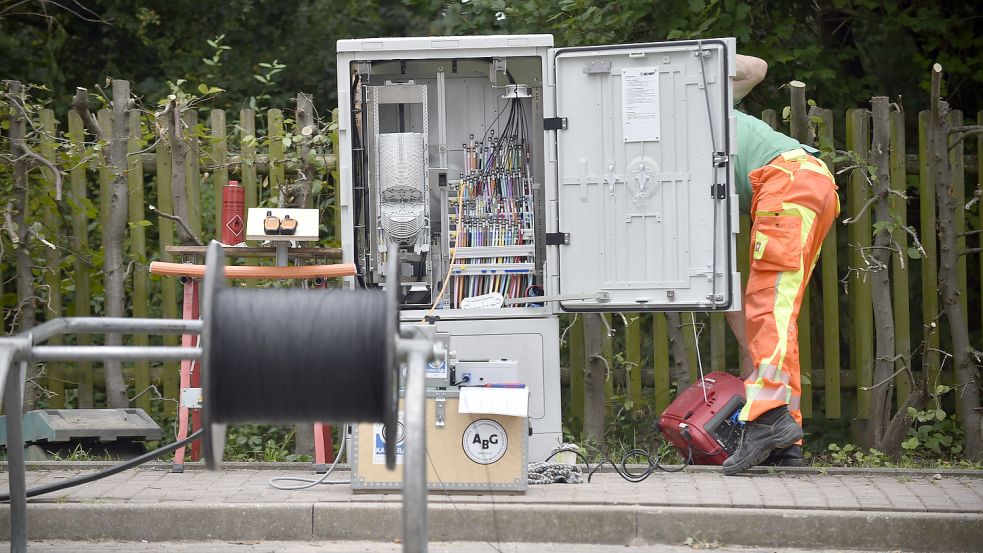 An heißen Tagen kann die Temperatur in Verteilerkästen und Rechenzentren zu stark ansteigen - dann droht ein Ausfall. Foto: dpa