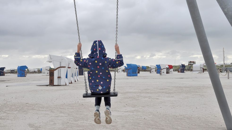 Früh morgens aus dem Schlafstrandkorb krabbeln und direkt auf den riesigen Sandspielplatz, der um diese Zeit noch komplett leer ist. Auch das macht eine Nacht am Strand besonders. Foto: Ullrich