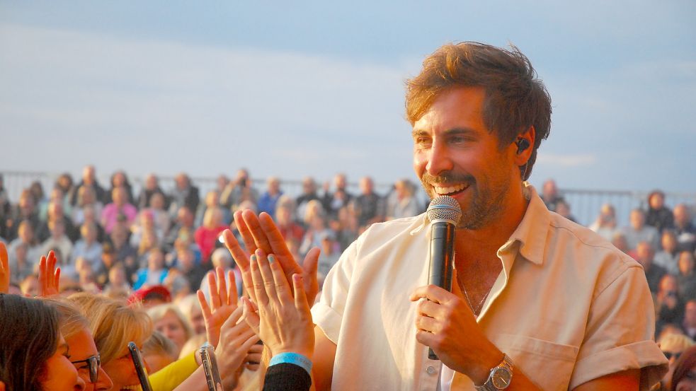 Abklatschen mit den Fans: Max Giesinger hautnah am Borkumer Publikum. Foto: Ferber