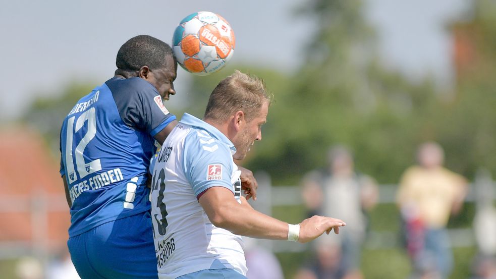 Oft konnte sich Ayo Adeniran nicht durchsetzen. In dieser Szene gewinnt er das Duell gegen Christopher Kramer. Foto: Ortgies