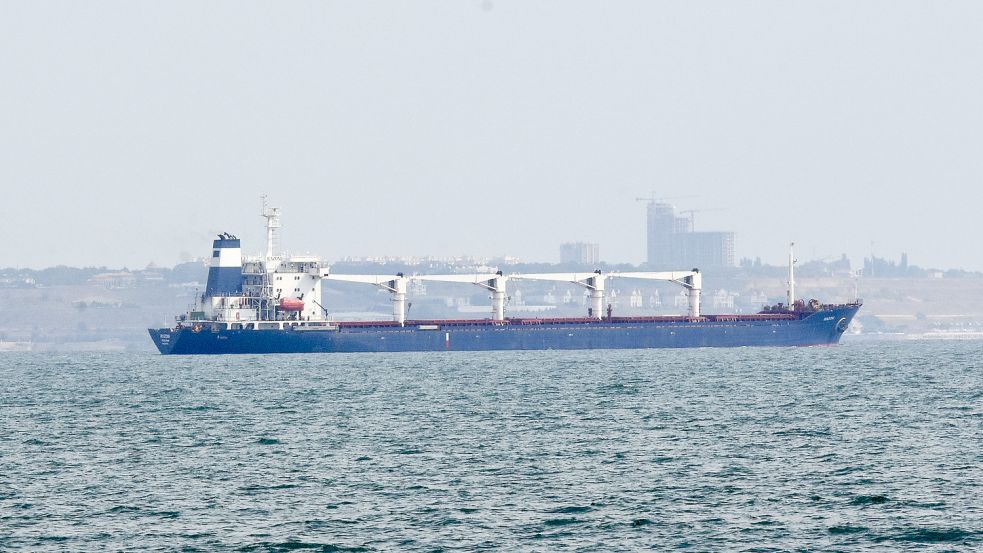 Der Massengutfrachter Razoni verlässt den Hafen von Odessa. Nach Angaben des ukrainischen Ministeriums für Infrastruktur befördert das unter der Flagge Sierra Leones fahrende Schiff 26 Tausend Tonnen ukrainisches Getreide in den Libanon. Foto: Shtekel/AP/DPA