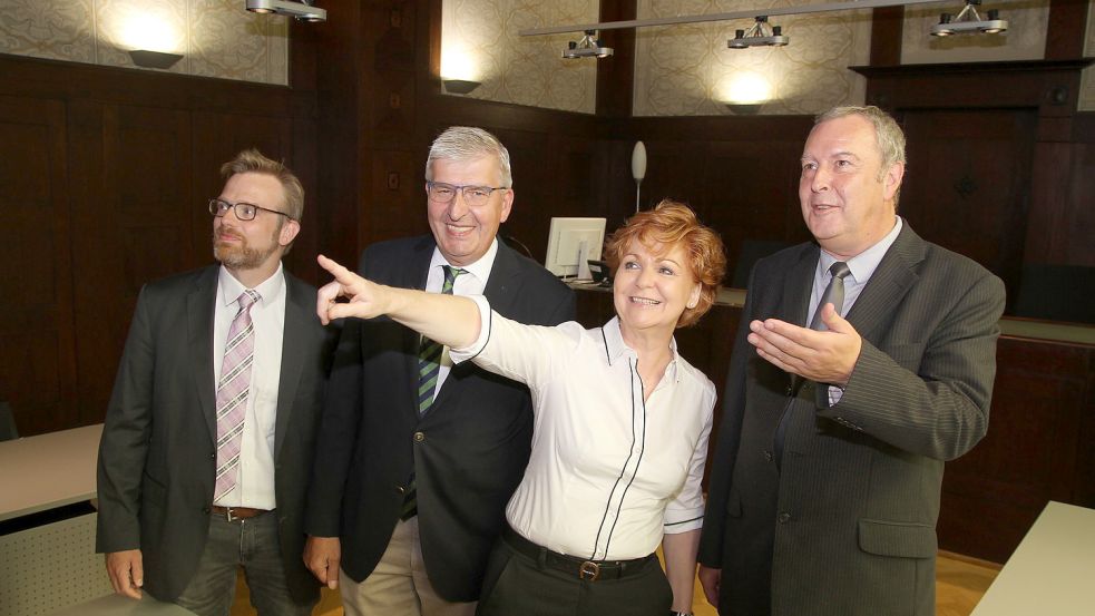Ziemlich genau vier Jahre her: Im August 2018 besuchte Barbara Havliza das Amtsgericht Emden und sah sich dabei an der Seite von Günther Bergholz (rechts) den Schöffensaal 14 an. Foto: Päschel/Archiv