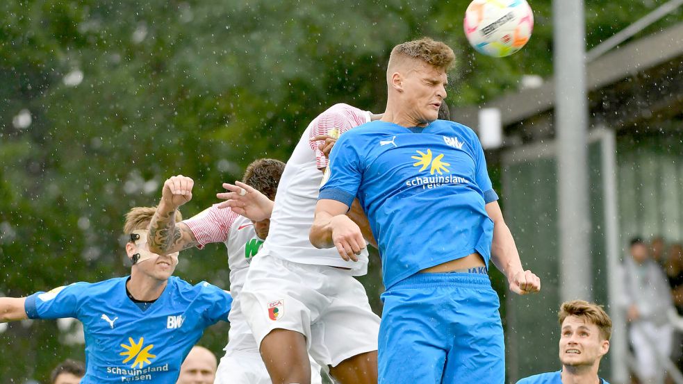 Gegen den FC Augsburg lebte Ostfriese Marek Janssen (hier beim Kopfball) seiner Mannschaft den leidenschaftlichen Einsatz vor. Auch die Zuschauer in Lohne animierte er immer wieder nach positiven Aktionen. Foto: Imago