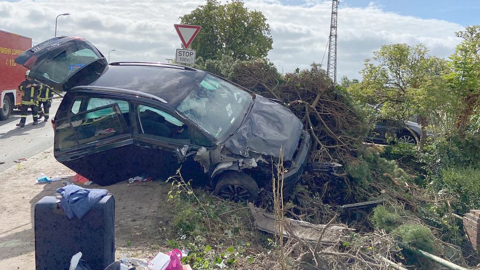 Das Fahrzeug kam kurz vor der Kreuzung zur Bundesstraße 210 von der Fahrbahn ab. Foto: Feuerwehr