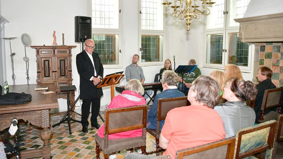 Seit Jahren führt die LAK das Erzähltheaterstück auf, in dem es um die Geschichte von Klaas Deterts aus Groothusen geht. Hier ist Hero-Georg Boomgaarden zu sehen, wie er am vergangenen Wochenende im Greetsieler Steinhaus in dessen Rolle geschlüpft ist. Foto: Wagenaar
