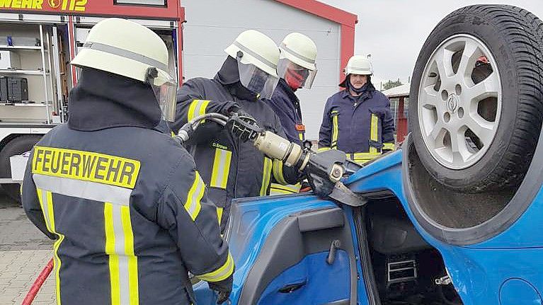 Hydraulische Scheren, wie hier bei einer Übung der Feuerwehr Uthwerdum, und Spreizer werden eingesetzt, um Menschen zum Beispiel aus Autos zu befreien. Foto: Feuerwehr