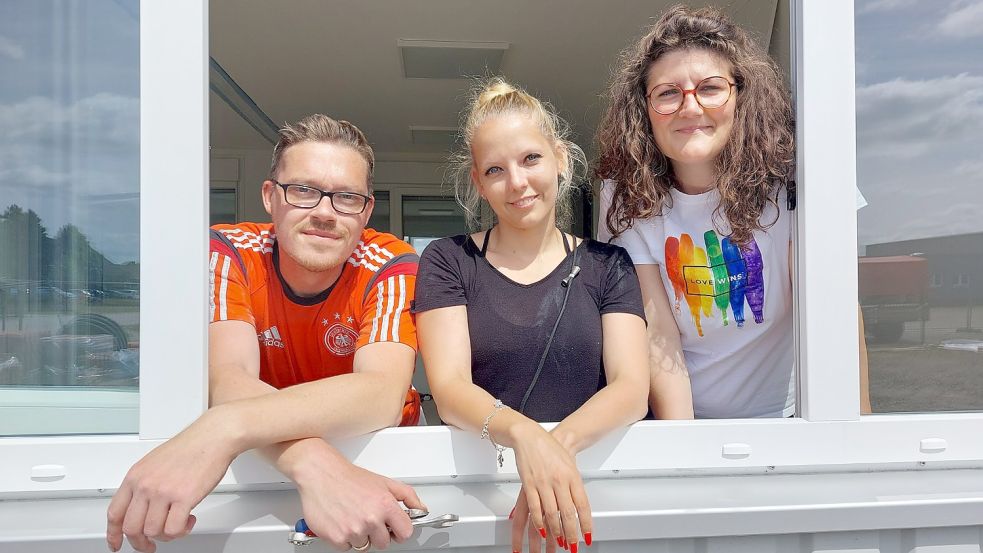 Reiner Riemann (von links), Dr. Katharina Lühring und Marlene Helms schauen aus einem der Fenster der „mobilen Klassenräume“. Fotos: Hanssen