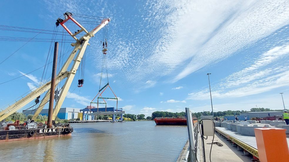 Der Schwimmkran transportierte das 175 Tonnen schwere Betonteil vom Kai zum Ponton. Foto: Hanssen