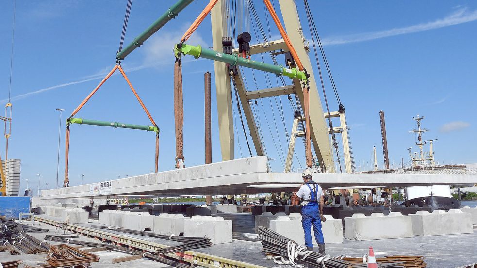 Mit einem schmatzenden Geräusch löste sich das Betonteil von dem Schalungstisch. Foto: F. Doden