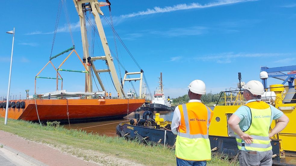 Erleichterung: Das erste große Teil landet auf dem Ponton. Foto: Hanssen