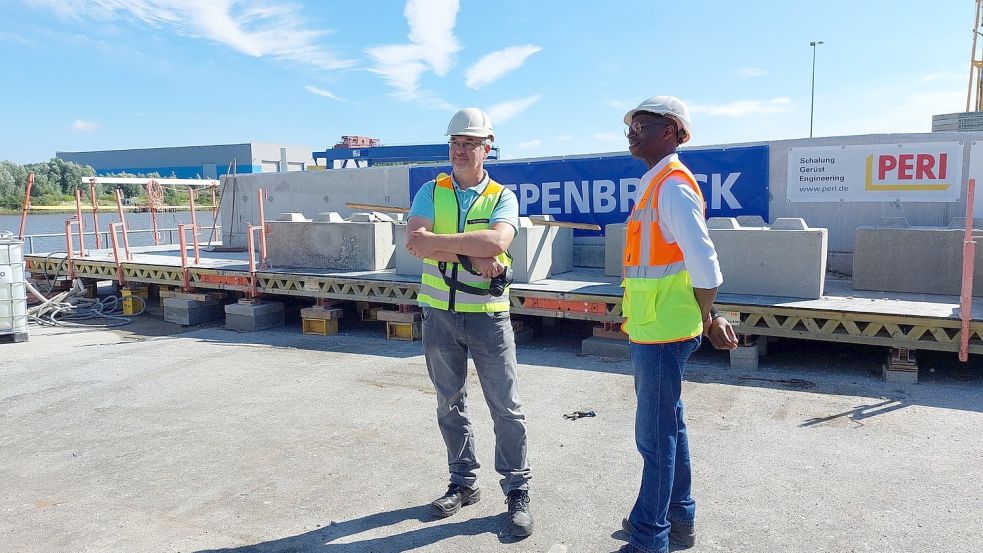 Thomas Macagnino (rechts) und Hervé Mota warten gespannt auf das Verladen der Betonteile. Foto: Hanssen