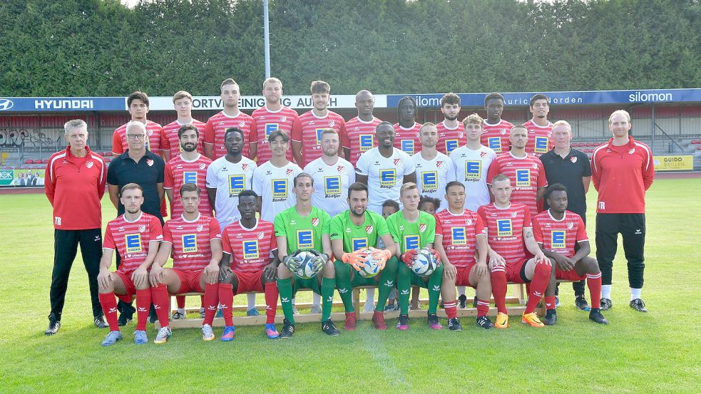Am 1. Juli hat Uwe Groothuis (ganz links) sein Traineramt bei der SpVg Aurich angetreten. Er will mit dem Team den Klassenerhalt schaffen. Foto: Wagenaar