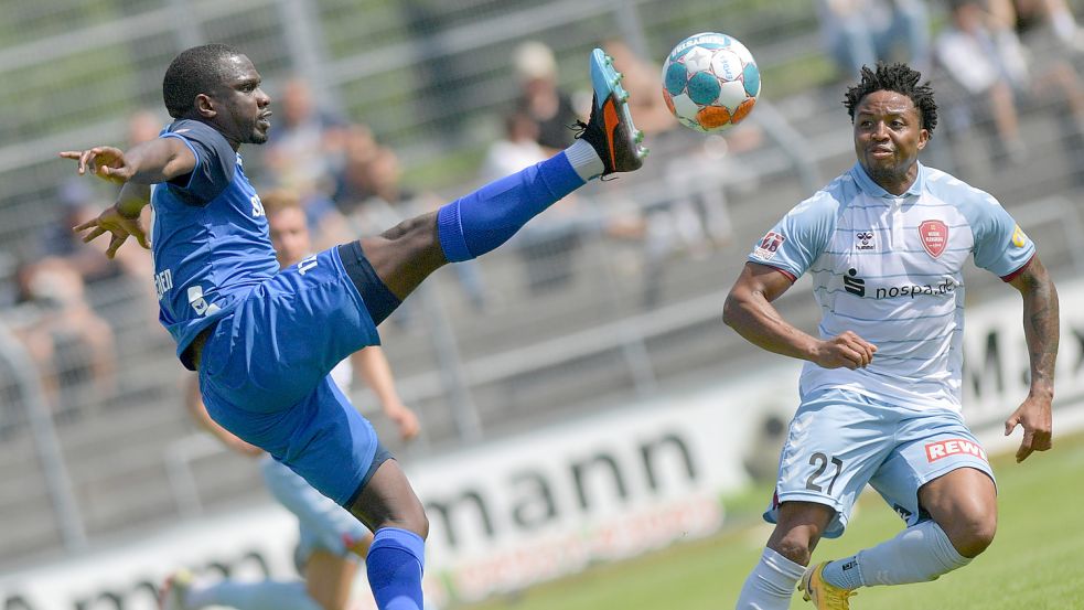 Auf die eine oder andere gefährliche Aktion von Ayo Adeniran (links) hoffen die Emder auch beim Topfavoriten VfB Lübeck. Archivfoto: Ortgies