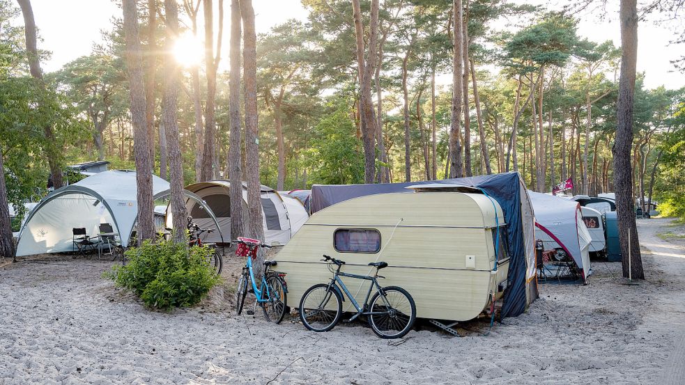 Wer den Nachbarn ständig auf die Pelle rückt, macht sich auf dem Campingplatz keine Freunde. Foto: dpa/ Stefan Sauer