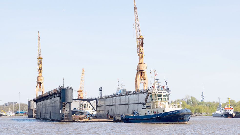 Ein Schwimmdock der EWD wird von seinem angestammten Platz an der Werft von Schleppern zum Südkai gezogen, um dort ein Reparaturschiff quasi abzuholen. Foto: Tobias Bruns