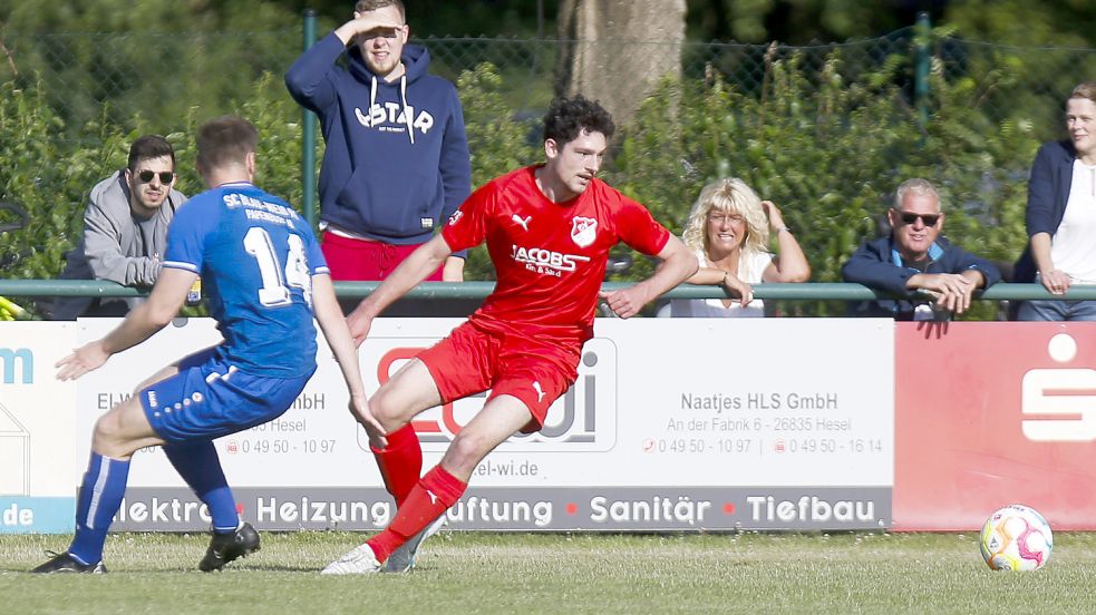 Der SV Holtland (rechts Maurice Bombach) feierte einen Auftakt nach Maß. Archivfoto: Doden