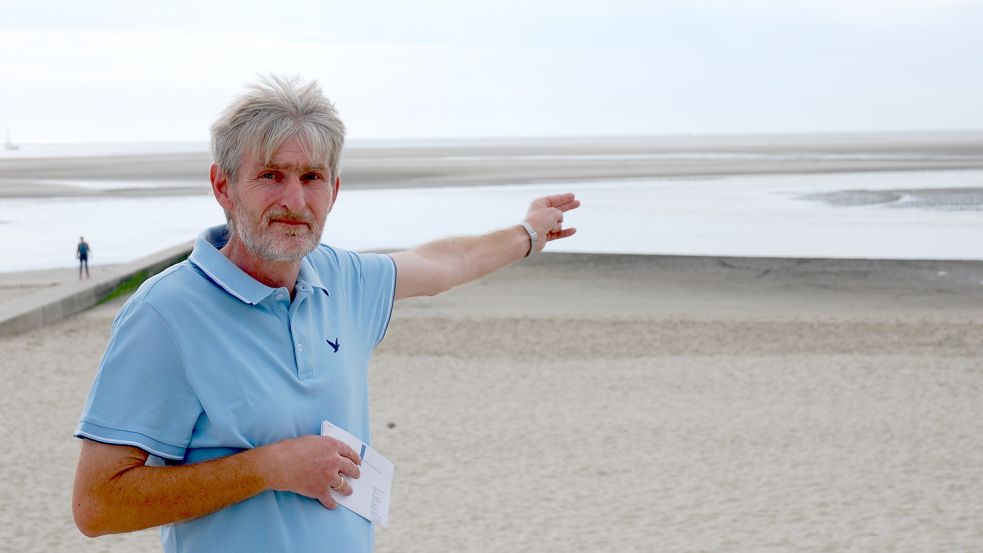 Karsten Schönbeck mit seinem Beschwerdebrief. Den muss er nun ins Niederländische übersetzen (lassen). Hier zeigt er, in welcher Richtung die Förderplattform geplant ist. Foto: Ferber