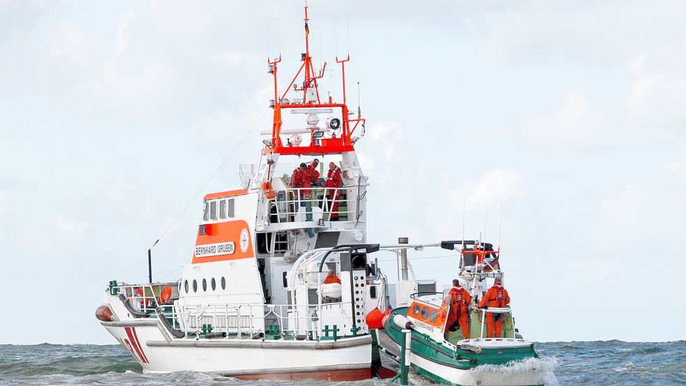 Das Tochterboot Johann Fidi des Seenotrettungskreuzers Bernhard Gruben wird aus der Heckwanne zu Wasser gelassen. Archivfoto: Die Seenotretter – DGzRS/Michael Schlosser