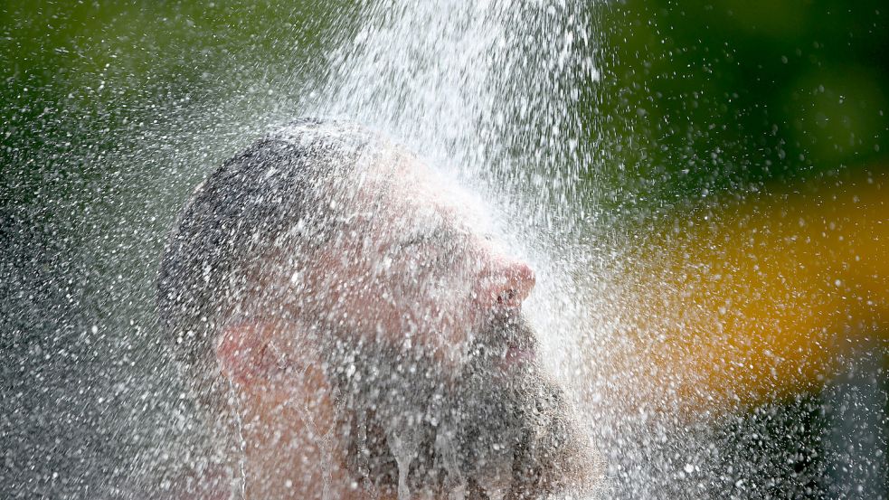 Das Duschen in Emder Sporthallen soll nach dem Willen des Emder Grünen Bernd Renken nichts mehr für Warmduscher sein. Symbolfoto: Seeger/DPA
