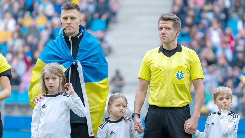 Denys Shurman leitete das Ukraine-Benefizspiel in Hamburg zwischen den DFB-Allstars und HSV-Allstars. Rechts sein Mentor Patrick Ittrich. Foto: Eibner/Imago
