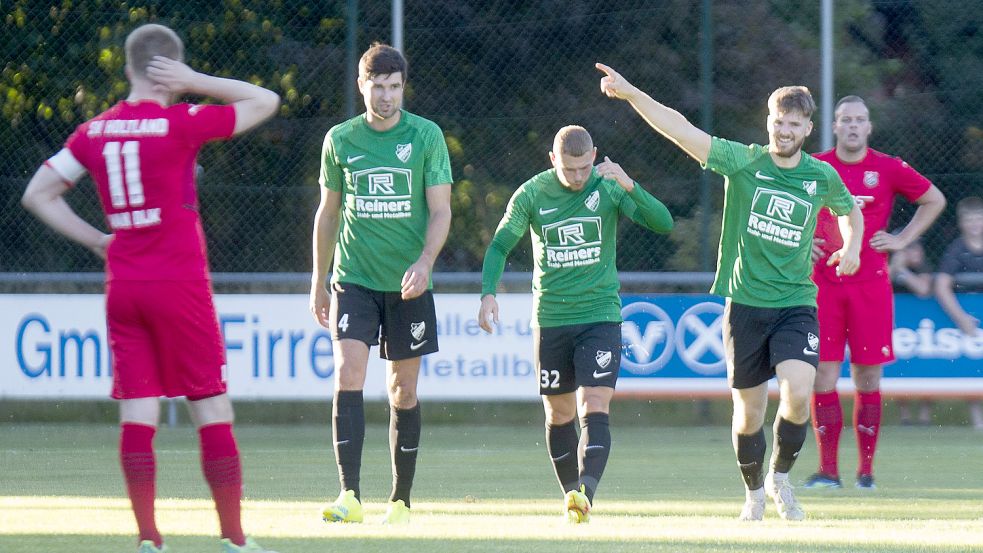 Felix Karius (rechts) eröffnete nach 19 Minuten den Torreigen. Foto: Doden/Emden