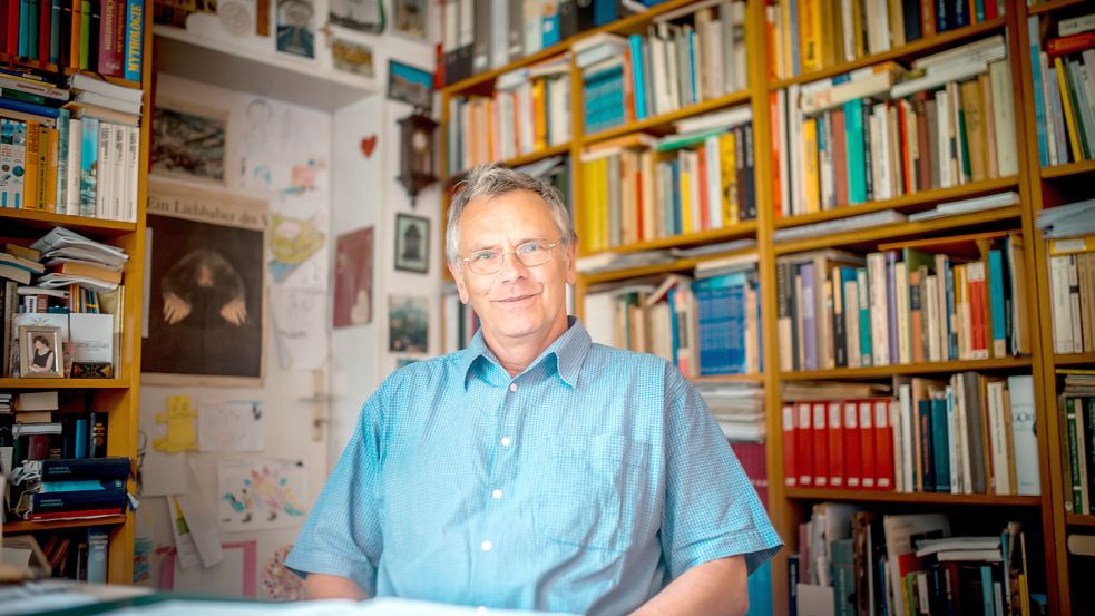 Der Strackholter Pastor Bernd Battefeld kritisiert, dass der Kirchenkreis Aurich sich „nachrangige Stellen“ leistet, während er vor Ort Anteile streicht.