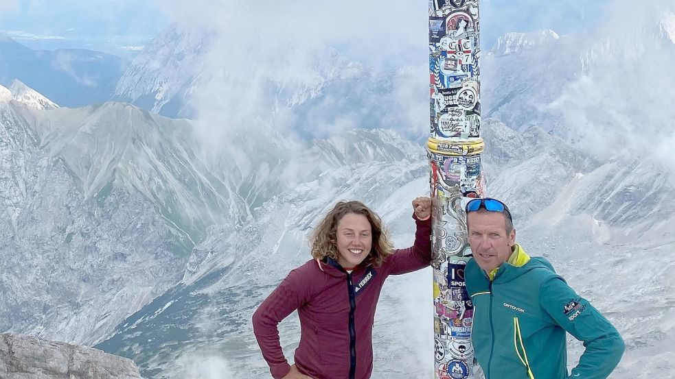 Bernd Hummel mit Laura Dahlmeier am Gipfelkreuz auf der Zugspitze. Foto: Privat