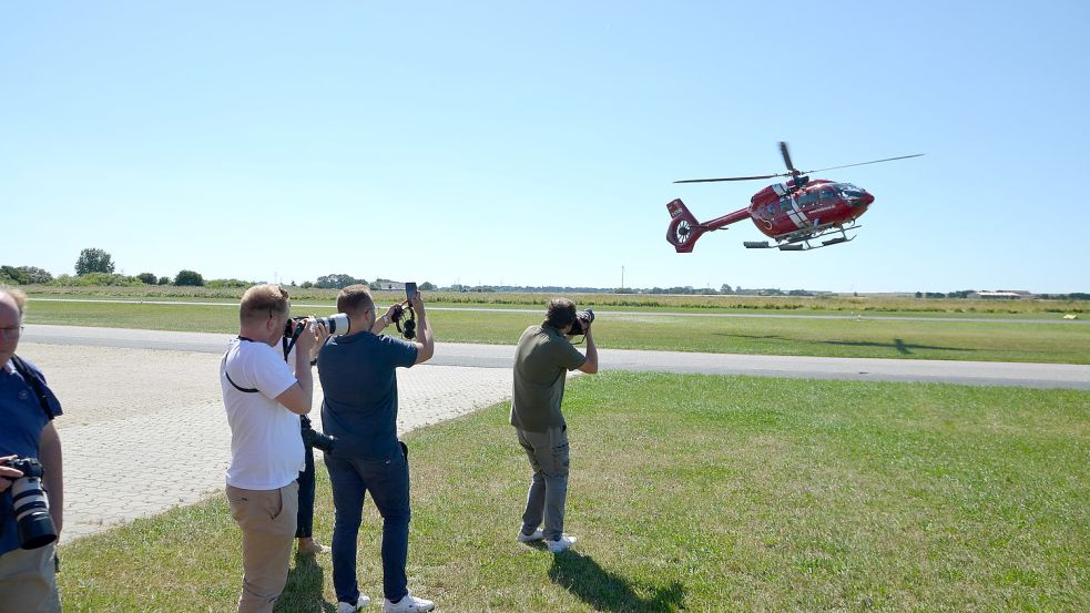 Am Donnerstagnachmittag kam der Ministerpräsident am Flugplatz von Norddeich an. Foto: Hillebrand