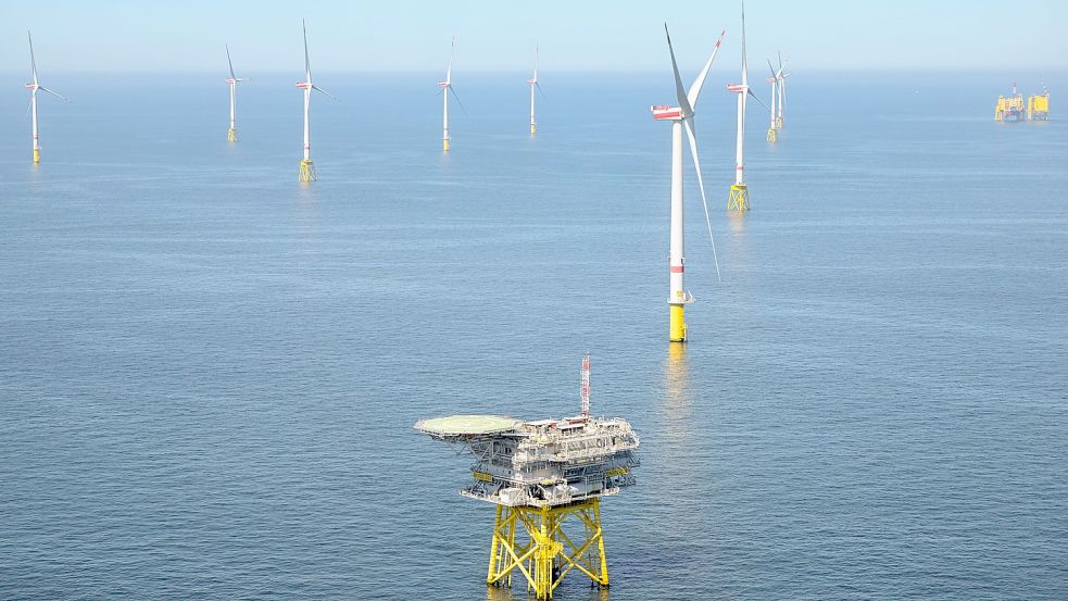 Die Offshore-Umspannstation von Borkum Riffgrund 2 liegt 38 Kilometer vor der Insel Borkum. Alleine dieser Windpark kann fast eine halbe Million Haushalte mit Strom versorgen. Bis 2030 will Ørsted nach eigenen Angaben rund 30 Gigawatt Offshore-Kapazität weltweit installiert haben. Bislang hat das Unternehmen bereits mehr als 4,5 Milliarden Euro für den Ausbau allein in Deutschland gesteckt.