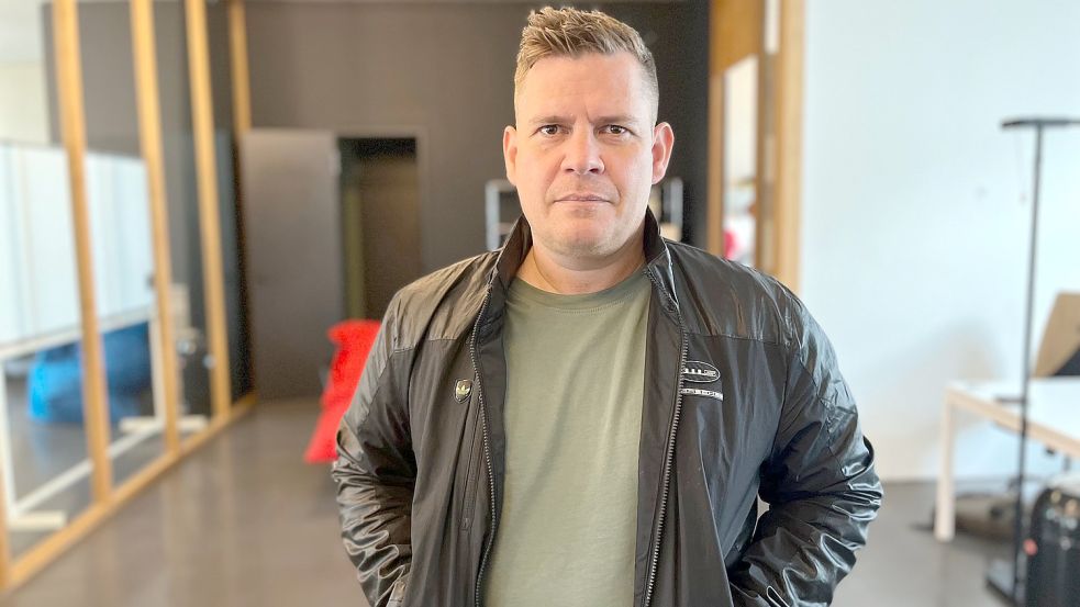 Der Werbeexperte Raphael Brinkert entwickelte im vergangenen Jahr die Wahlkampagne für Olaf Scholz. Wir haben ihn in seiner Hamburger Agentur besucht und einen Mann kennengelernt, der tief eintaucht in die Welt seiner Kunden. Foto: Rena Lehmann