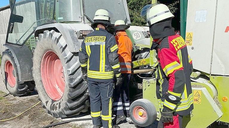 Da gab es für die Feuerwehr nicht mehr viel zu tun. Sie erledigte die Nachlöscharbeiten und kontrollierte den Traktor mit einer Wärmebildkamera. Foto: Coordes