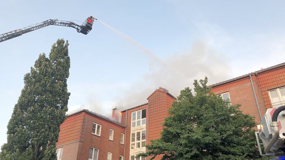Rund 150 Einsatzkräfte der Feuerwehr kämpften über Stunden gegen einen Dachstuhlbrand in Borssum. Foto: Harms/Archiv