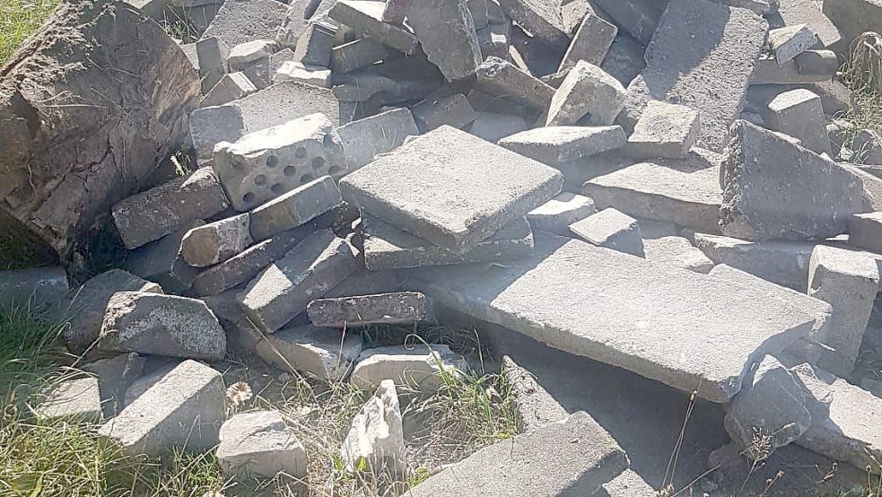 In der vergangenen Woche wurde im Südlichen Weg in Diele eine größere Menge Bauschutt illegal in der Landschaft entsorgt. Foto: Stadt Weener