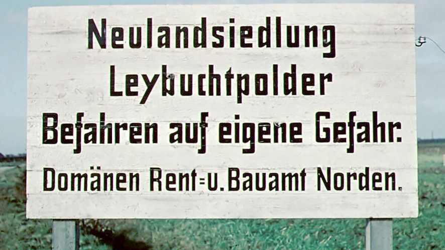 Hier ist eines der ersten „Ortsschilder“ von Leybuchtpolder zu sehen.