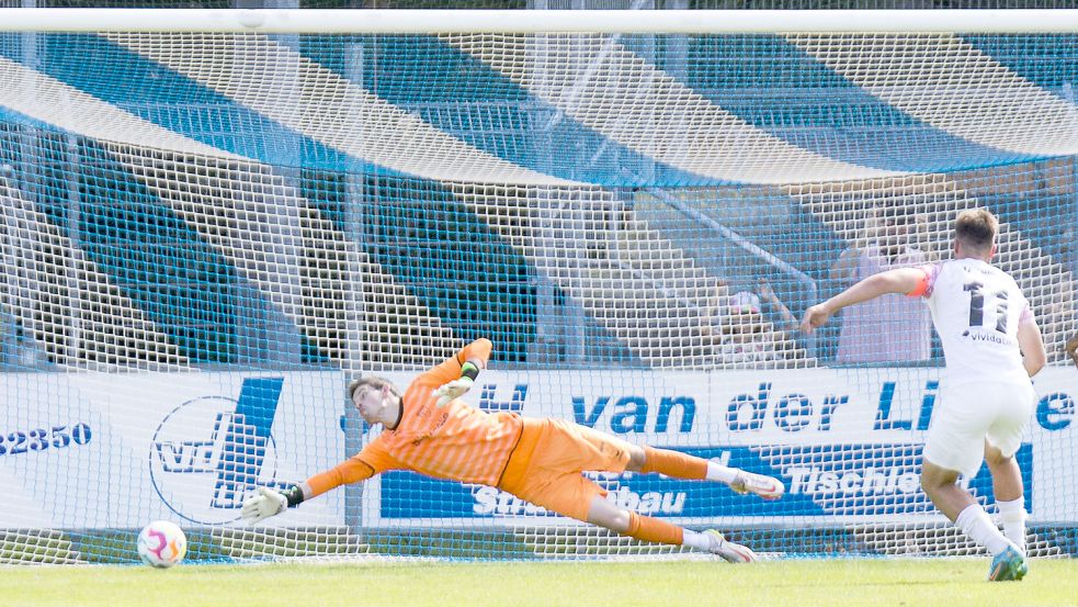 Gleich zweimal standen sich Kickers-Keeper Jannik Wetzel und Havelse-Kapitän Yannik Jäschke beim Elfmeter gegenüber – zweimal war der Havelser der Sieger. Er verwandelte beide Male in die linke Ecke. Fotos: Doden/Emden