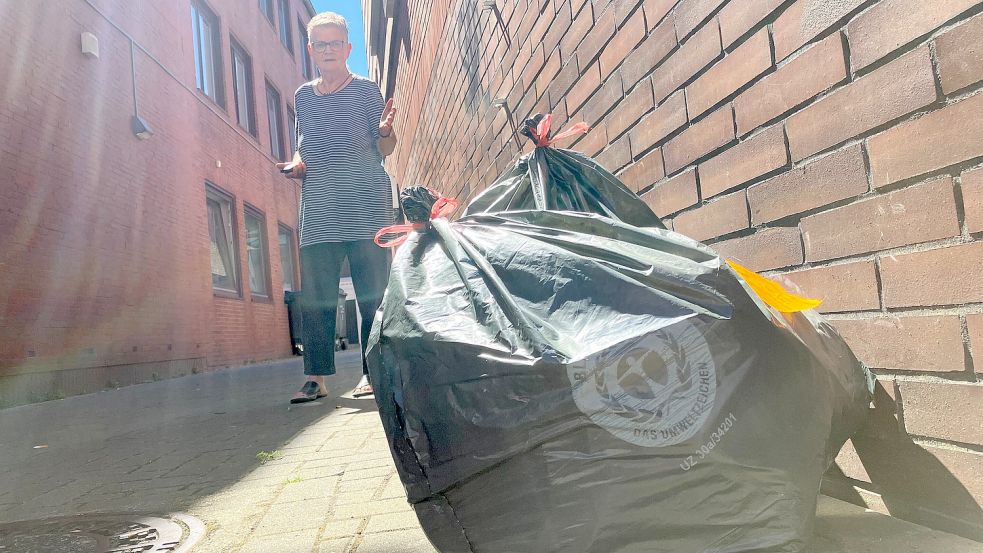 Lorita Röntgen ärgert sich über die liegengelassenen Müllsäcke in der Innenstadt. Foto: Kierstein