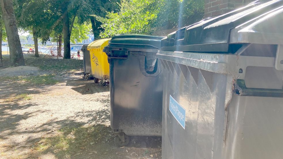 Auf dem Ernst-Reuter-Platz stehen mehrere nicht verschlossene Container von Restaurants. Foto: Kierstein