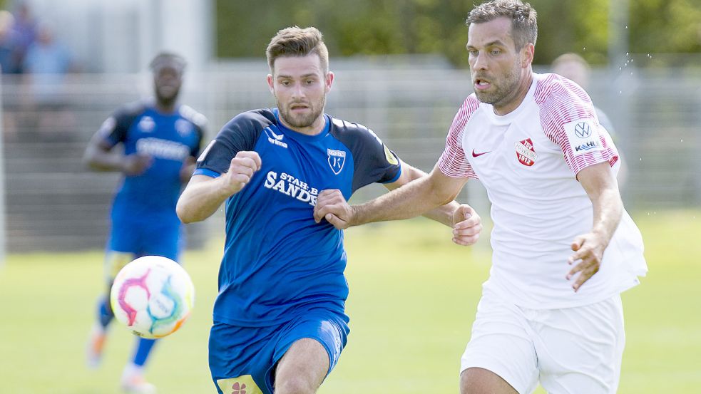 Tido Steffens (links) erzielte den ersten Treffer für Kickers Emden nach dem Aufstieg in die Regionalliga. Foto: Doden