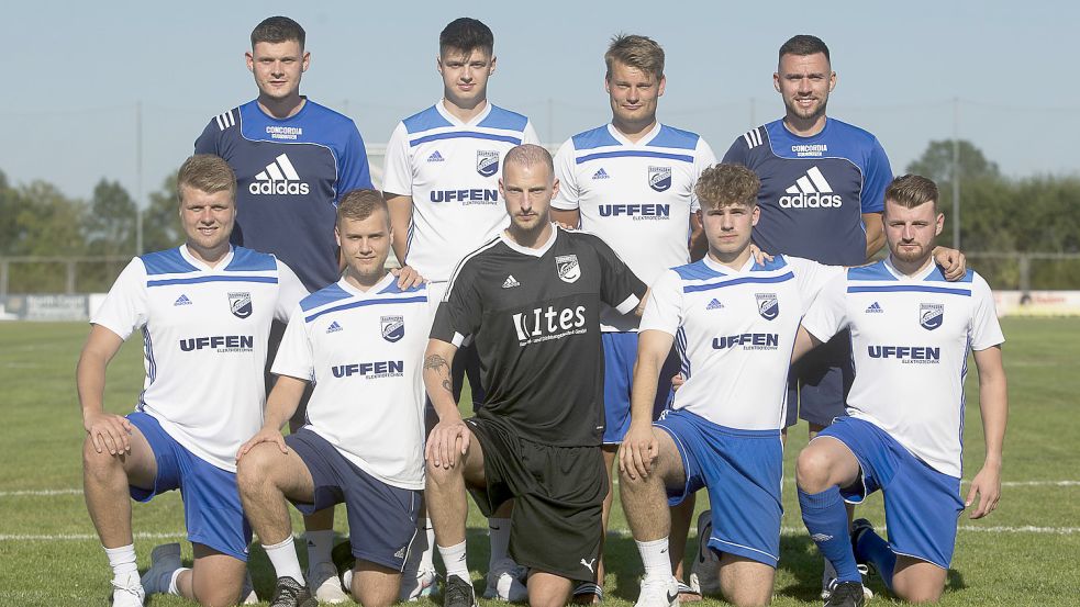 Das Suurhuser Trainer Team (oben links Nils Ackmann, oben rechts Marcel Ackmann) freut sich über die Neuzugänge (ab oben Zweiter von links) Tim Benjamins, Tammo Kasten, (unten von links) Marcel Rosenboom, Thore Thumann, Kai-Uwe Nee, Bastian Rump und Tim Aukes. Foto: Doden/Emden