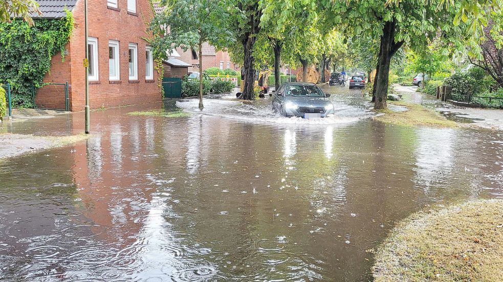 In Leer standen – wie hier in der Weststadt – durch den Starkregen Straßen unter Wasser. Foto: Wolters